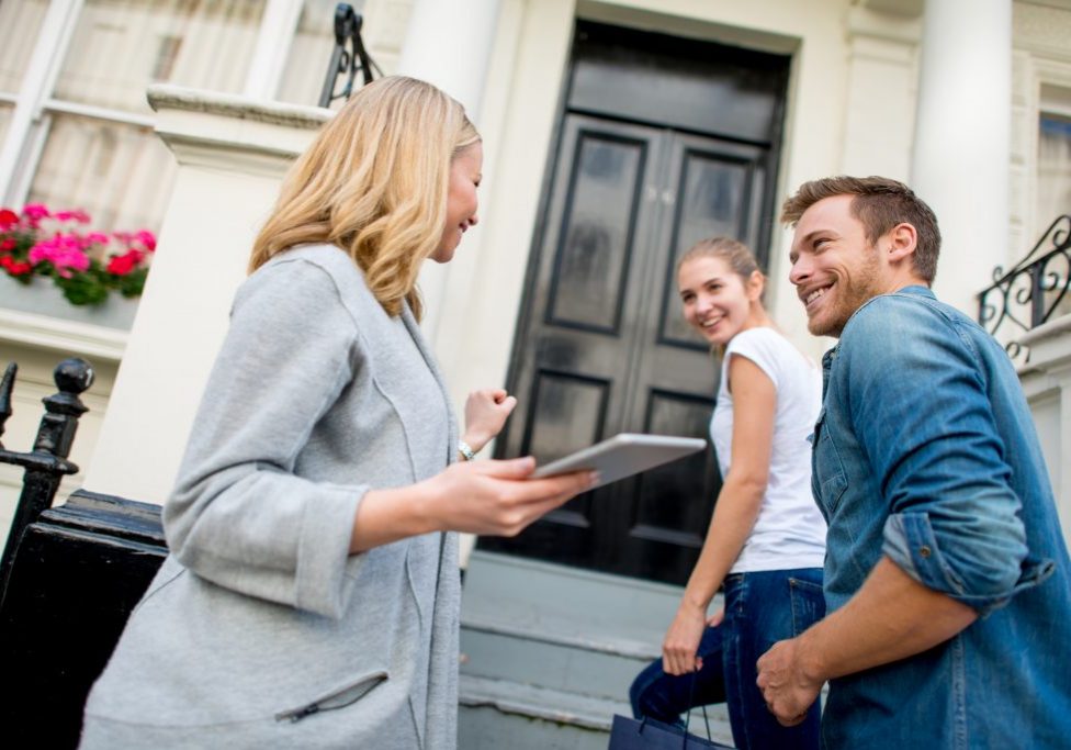 Mietinteressenten bei der Objektbesichtigung